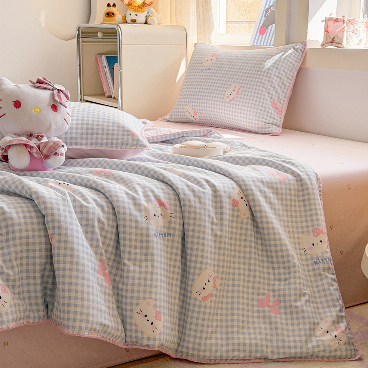 91家纺网 家纺一手货源 找家纺 简宜家居（朝初家纺） 2026新款全棉花卉卡通系列贝壳边夏被四件套 蓝格日记