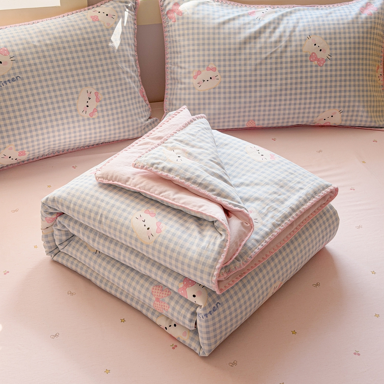 91家纺网 家纺一手货源 找家纺 简宜家居（朝初家纺） 2026新款全棉花卉卡通系列贝壳边夏被四件套 蓝格日记