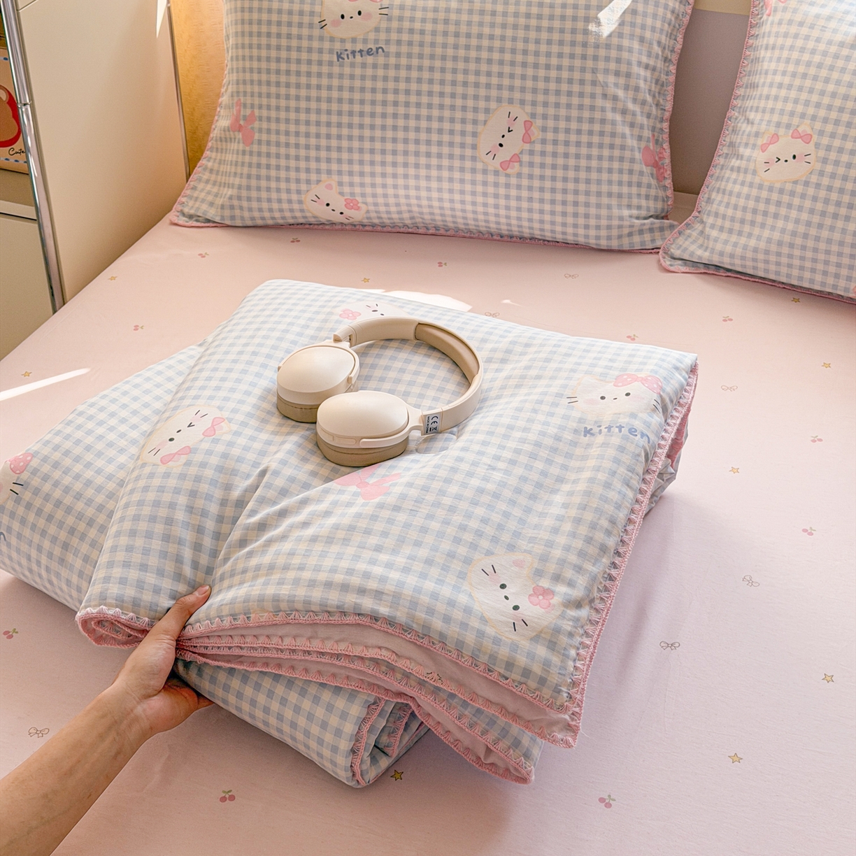 91家纺网 家纺一手货源 找家纺 简宜家居（朝初家纺） 2026新款全棉花卉卡通系列贝壳边夏被四件套 蓝格日记