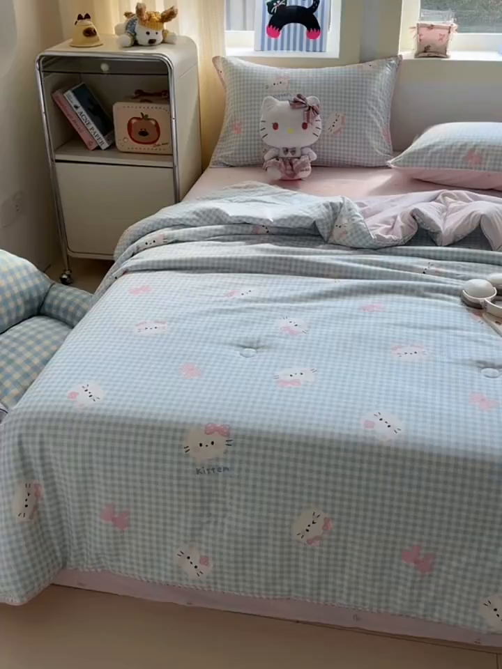 91家纺网 家纺一手货源 找家纺 简宜家居（朝初家纺） 2026新款全棉花卉卡通系列贝壳边夏被四件套 蓝格日记