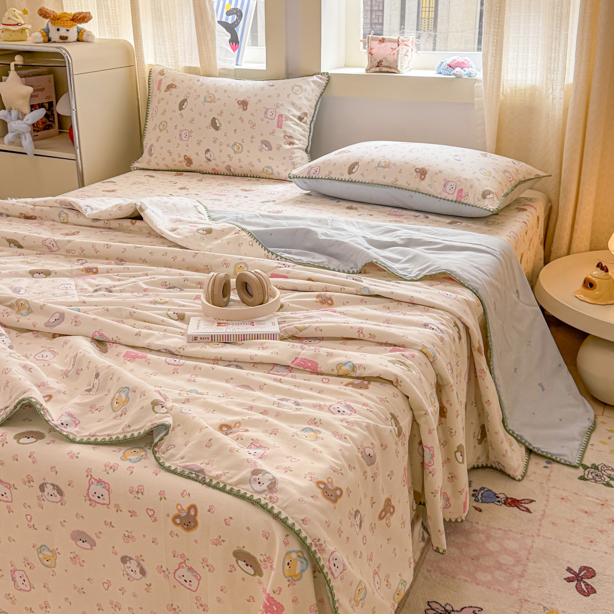 91家纺网 家纺一手货源 找家纺 简宜家居（朝初家纺） 2026新款全棉花卉卡通系列贝壳边夏被四件套 萌友聚会