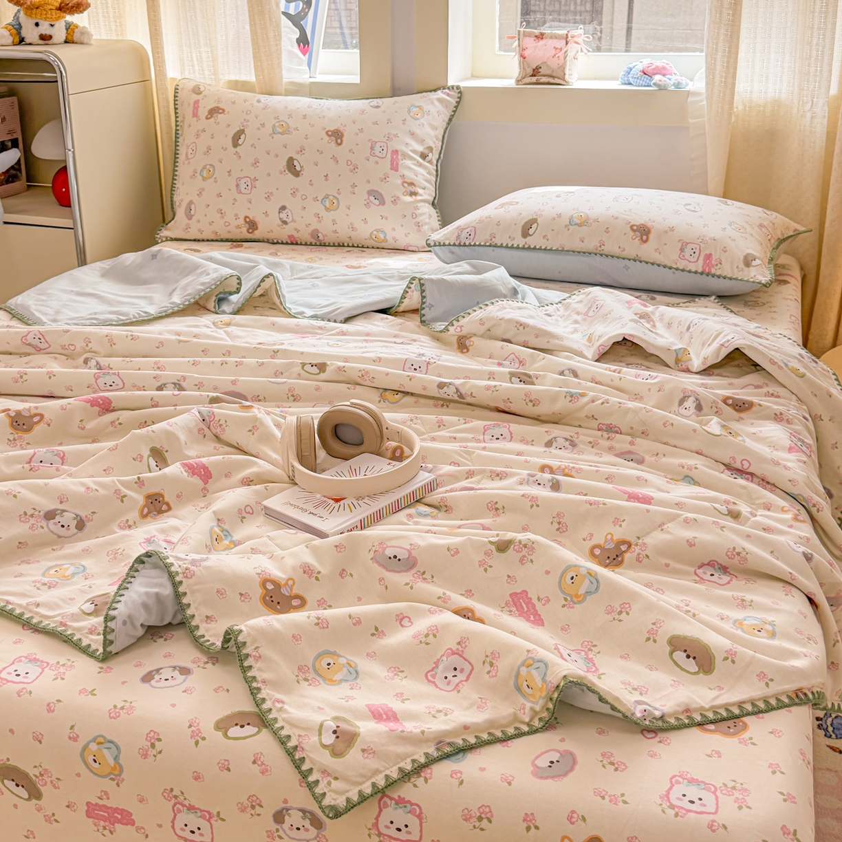 91家纺网 家纺一手货源 找家纺 简宜家居（朝初家纺） 2026新款全棉花卉卡通系列贝壳边夏被四件套 萌友聚会