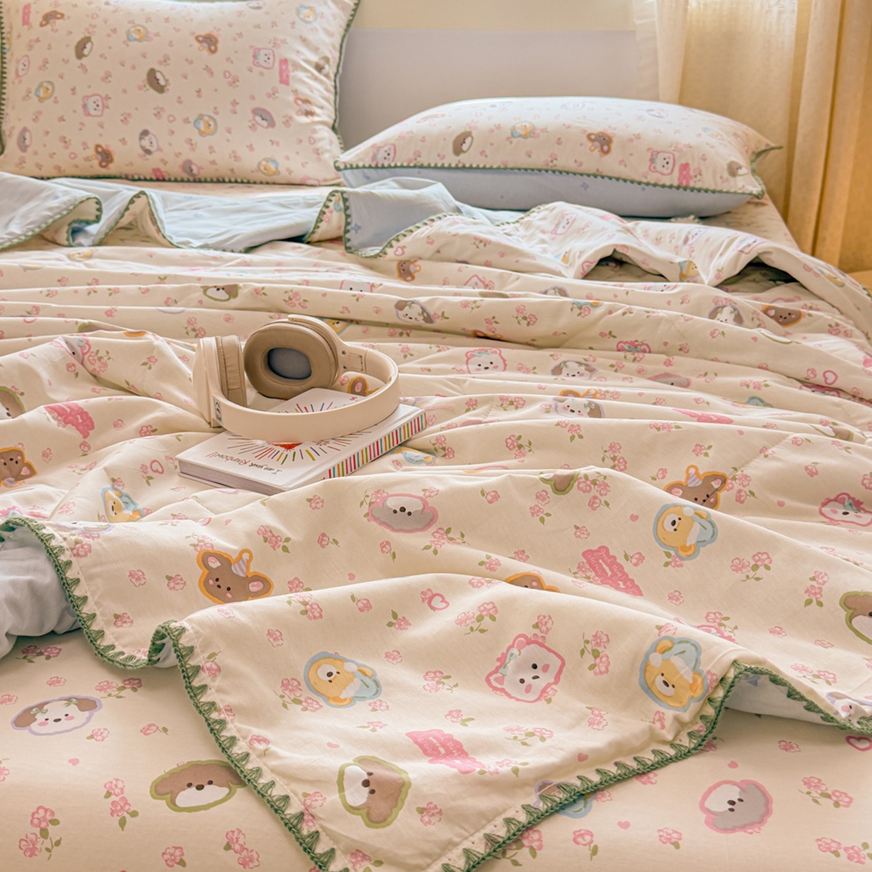 91家纺网 家纺一手货源 找家纺 简宜家居（朝初家纺） 2026新款全棉花卉卡通系列贝壳边夏被四件套 萌友聚会