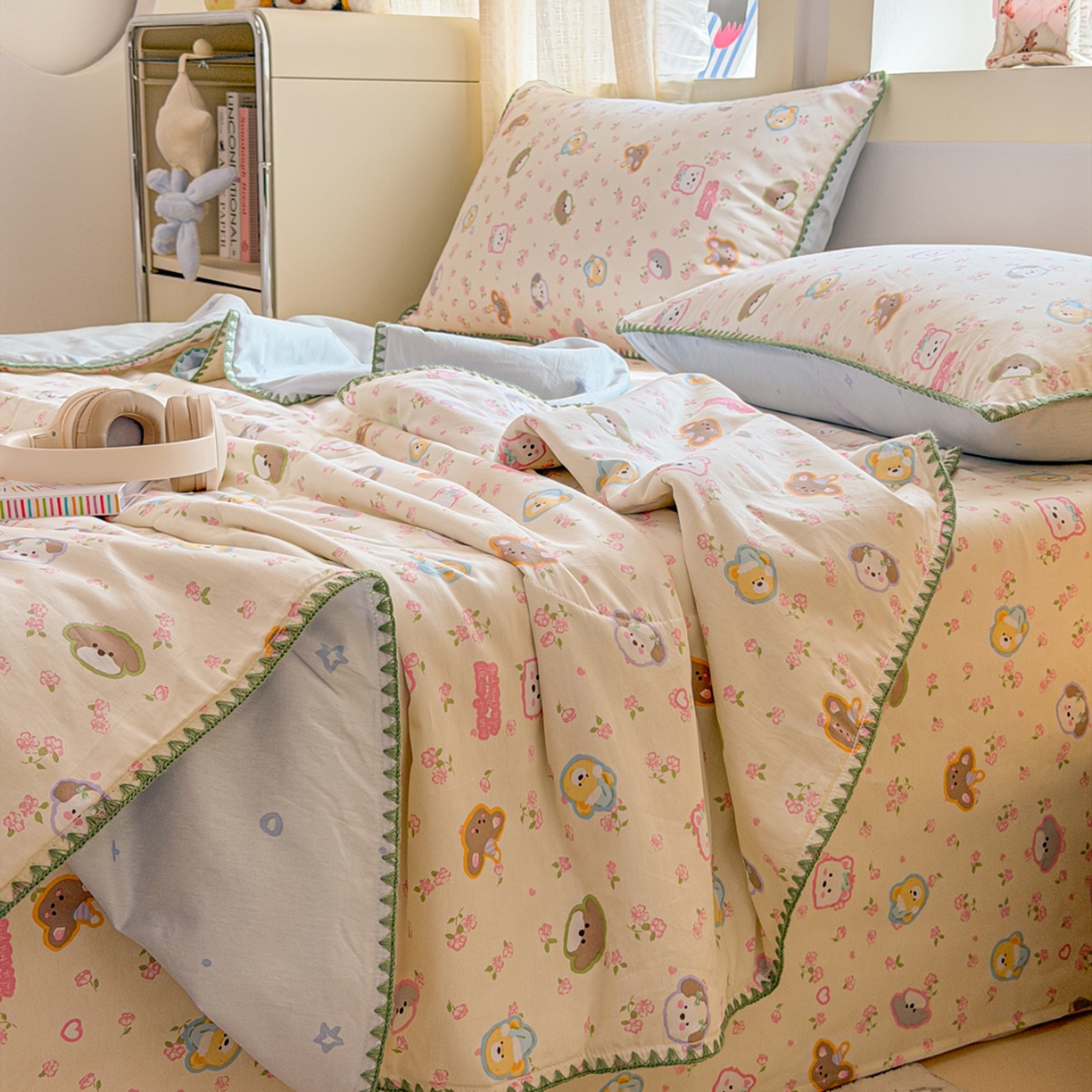 91家纺网 家纺一手货源 找家纺 简宜家居（朝初家纺） 2026新款全棉花卉卡通系列贝壳边夏被四件套 萌友聚会