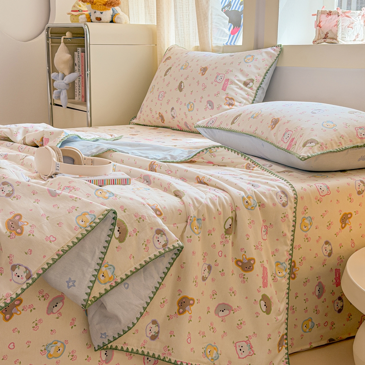 91家纺网 家纺一手货源 找家纺 简宜家居（朝初家纺） 2026新款全棉花卉卡通系列贝壳边夏被四件套 萌友聚会