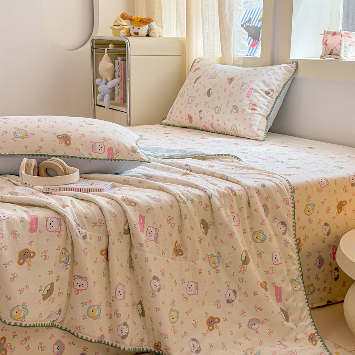 91家纺网 家纺一手货源 找家纺 简宜家居（朝初家纺） 2026新款全棉花卉卡通系列贝壳边夏被四件套 萌友聚会