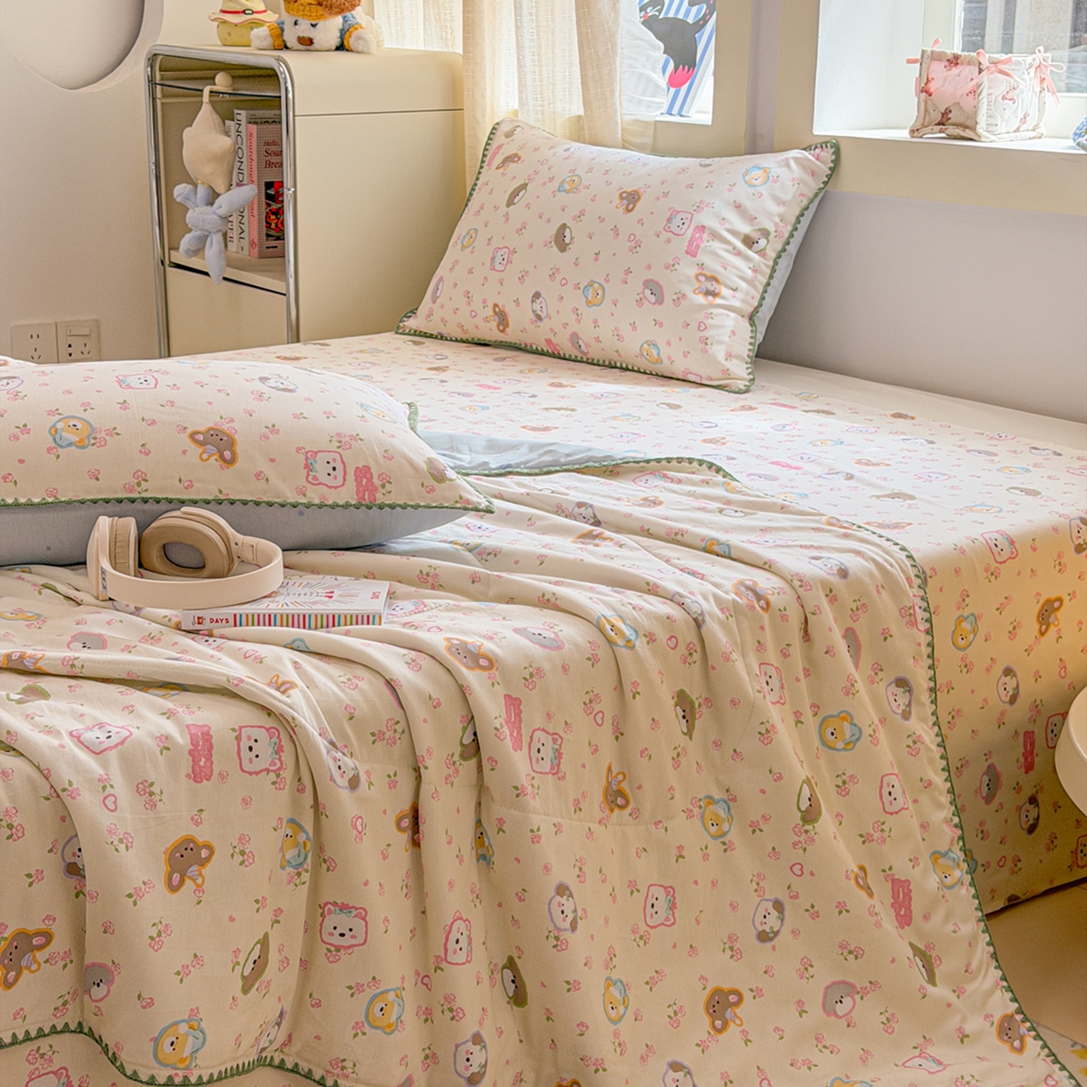 91家纺网 家纺一手货源 找家纺 简宜家居（朝初家纺） 2026新款全棉花卉卡通系列贝壳边夏被四件套 萌友聚会