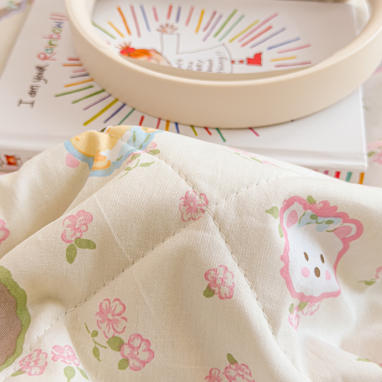 91家纺网 家纺一手货源 找家纺 简宜家居（朝初家纺） 2026新款全棉花卉卡通系列贝壳边夏被四件套 萌友聚会