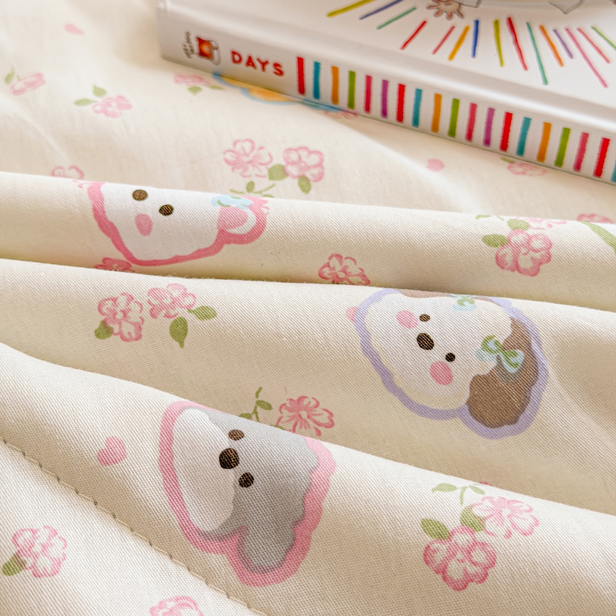 91家纺网 家纺一手货源 找家纺 简宜家居（朝初家纺） 2026新款全棉花卉卡通系列贝壳边夏被四件套 萌友聚会