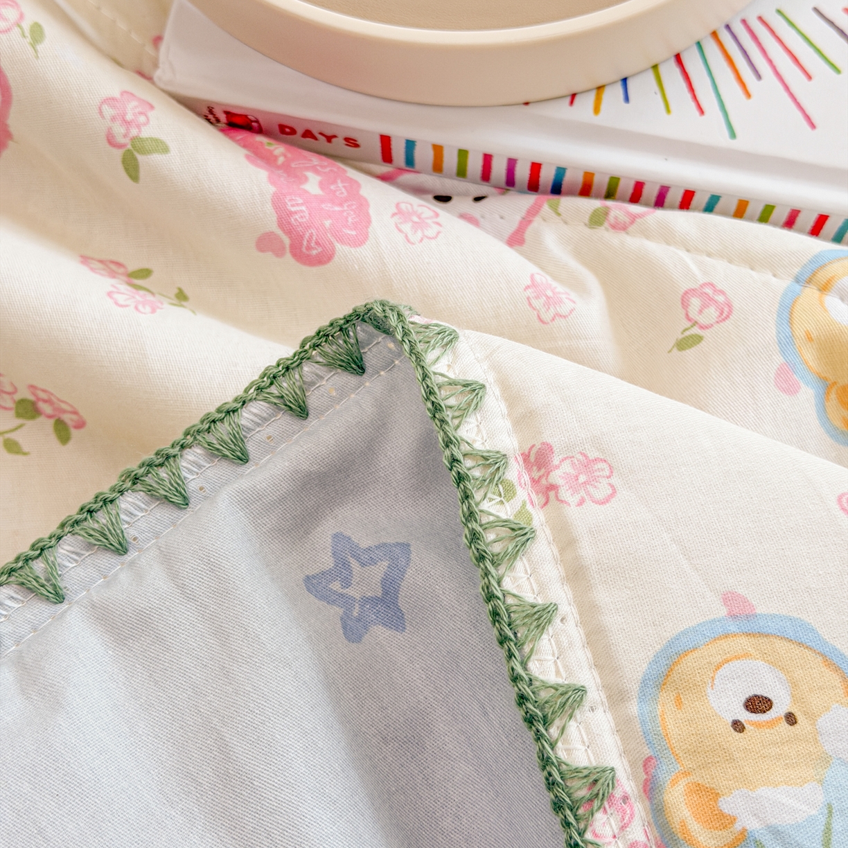 91家纺网 家纺一手货源 找家纺 简宜家居（朝初家纺） 2026新款全棉花卉卡通系列贝壳边夏被四件套 萌友聚会