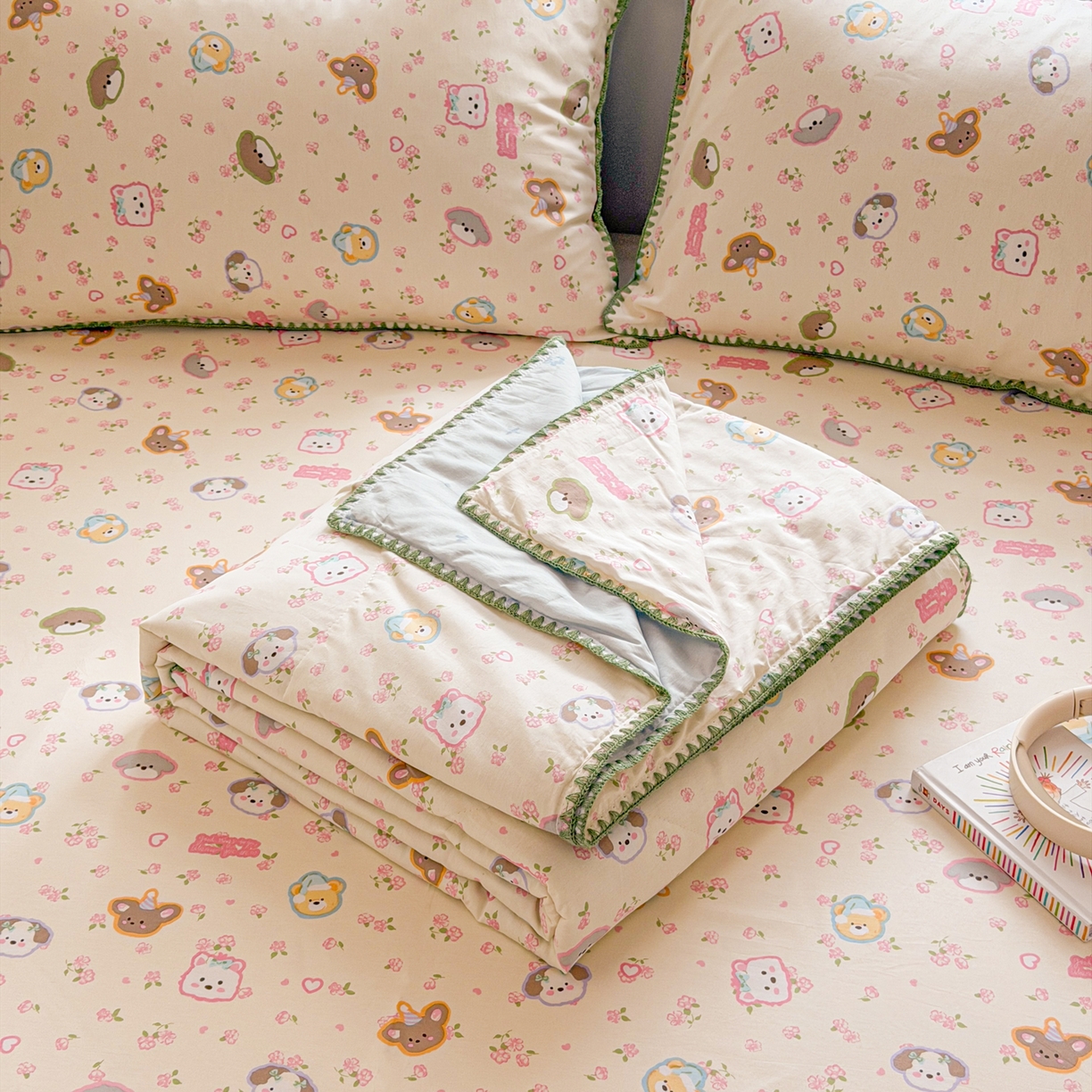 91家纺网 家纺一手货源 找家纺 简宜家居（朝初家纺） 2026新款全棉花卉卡通系列贝壳边夏被四件套 萌友聚会