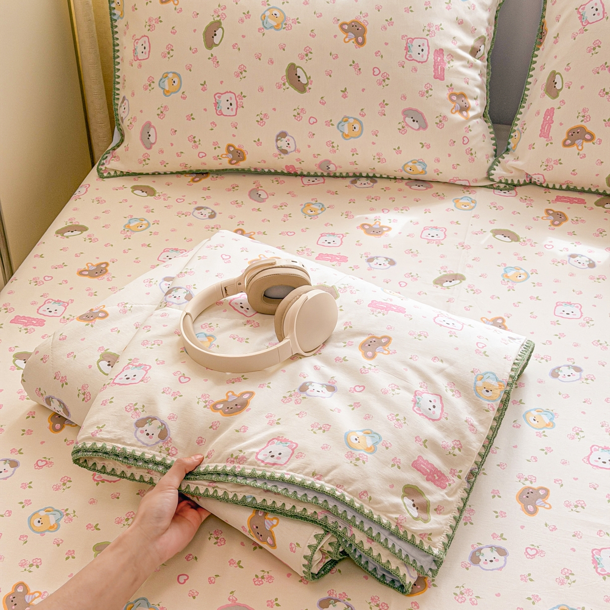 91家纺网 家纺一手货源 找家纺 简宜家居（朝初家纺） 2026新款全棉花卉卡通系列贝壳边夏被四件套 萌友聚会