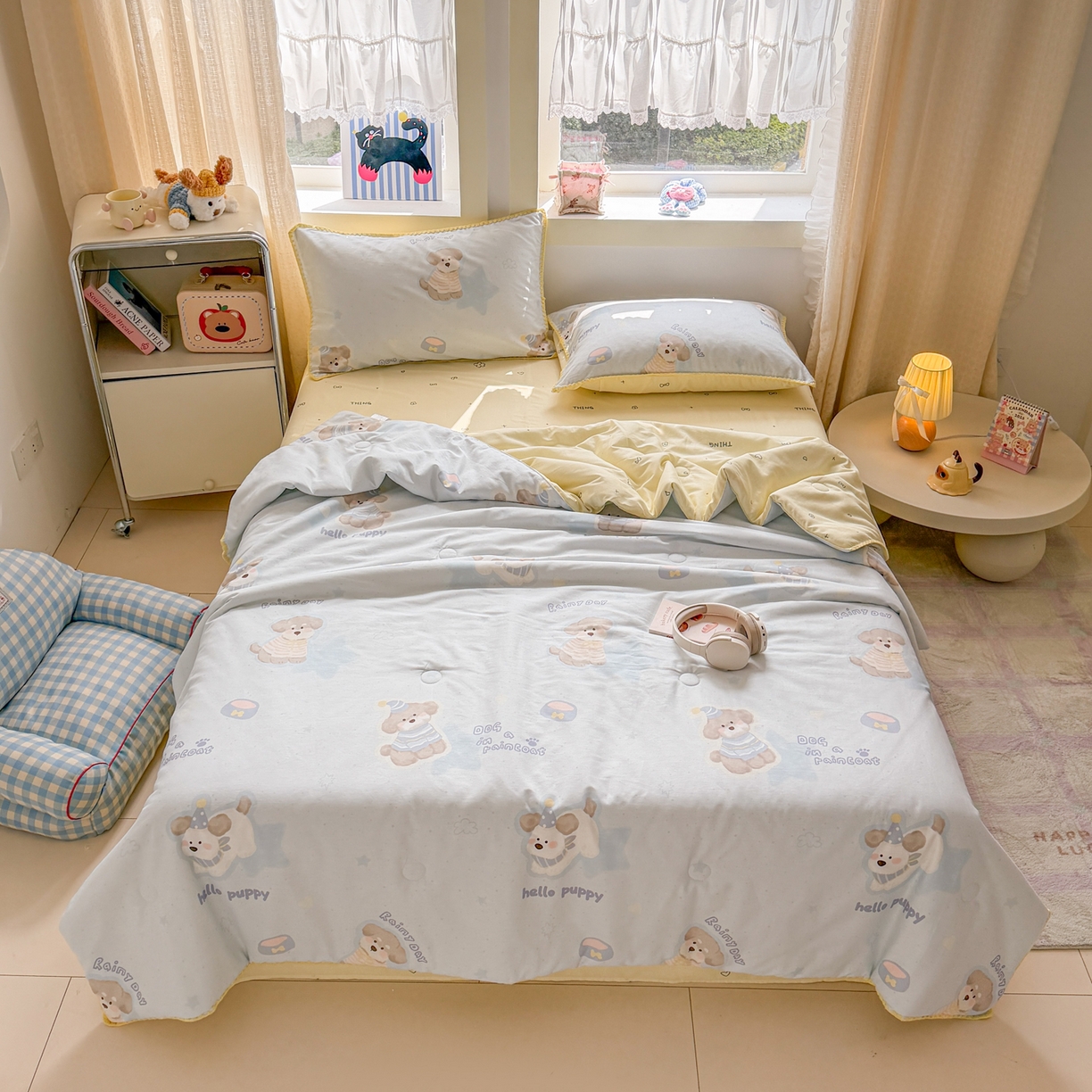 91家纺网 家纺一手货源 找家纺 简宜家居（朝初家纺） 2026新款全棉花卉卡通系列贝壳边夏被四件套 派对小狗-黄