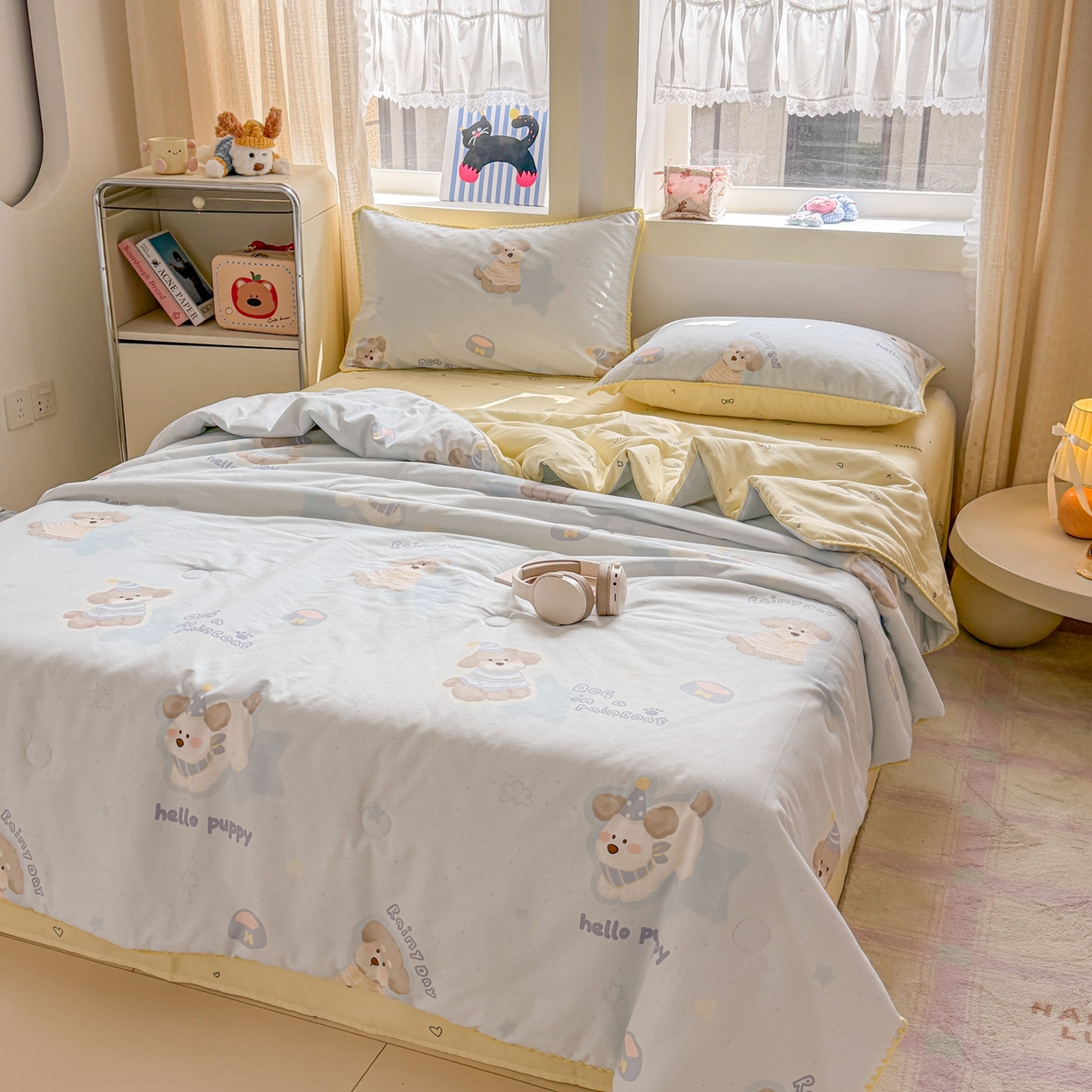 91家纺网 家纺一手货源 找家纺 简宜家居（朝初家纺） 2026新款全棉花卉卡通系列贝壳边夏被四件套 派对小狗-黄