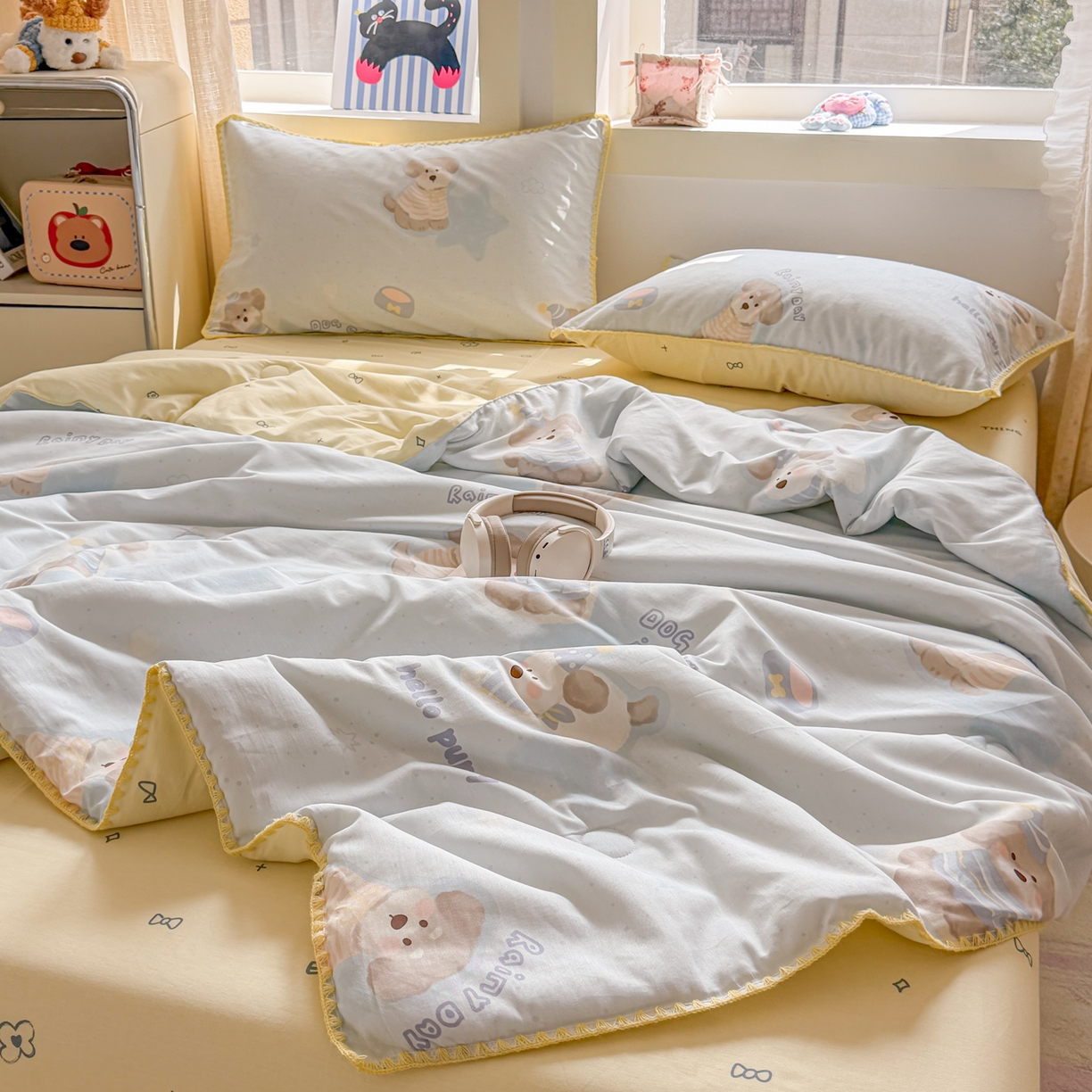 91家纺网 家纺一手货源 找家纺 简宜家居（朝初家纺） 2026新款全棉花卉卡通系列贝壳边夏被四件套 派对小狗-黄