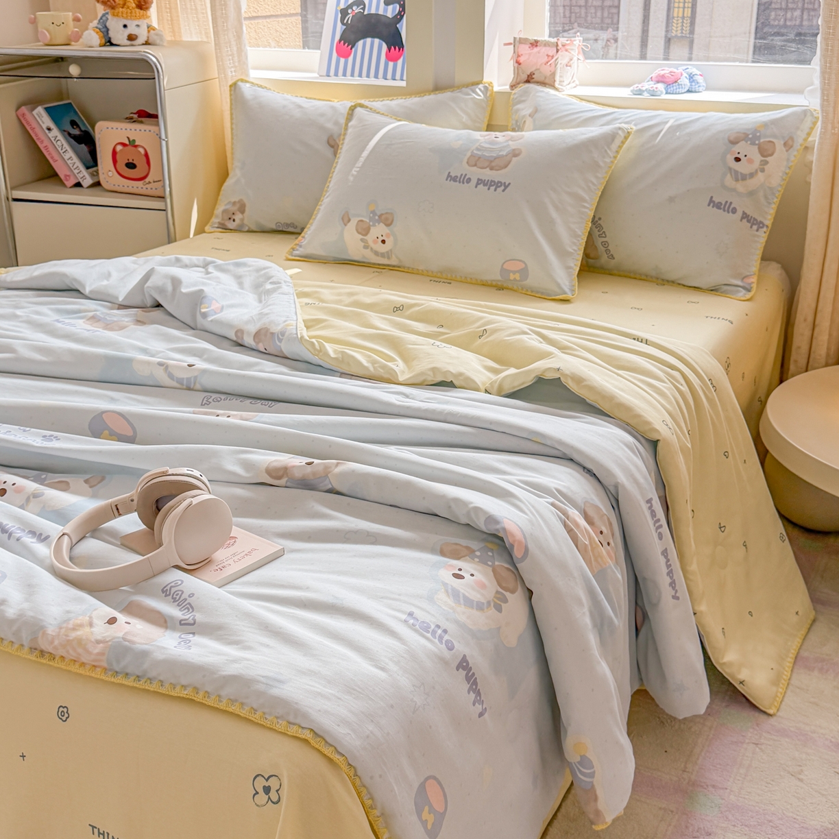 91家纺网 家纺一手货源 找家纺 简宜家居（朝初家纺） 2026新款全棉花卉卡通系列贝壳边夏被四件套 派对小狗-黄