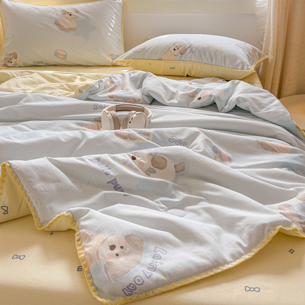 91家纺网 家纺一手货源 找家纺 简宜家居（朝初家纺） 2026新款全棉花卉卡通系列贝壳边夏被四件套 派对小狗-黄
