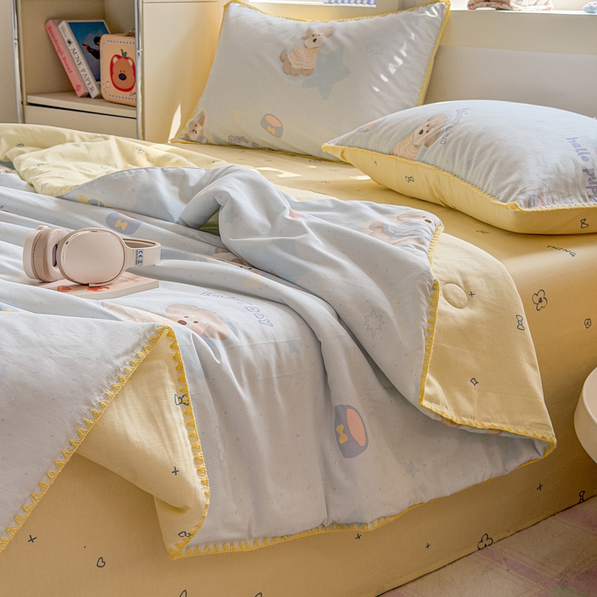 91家纺网 家纺一手货源 找家纺 简宜家居（朝初家纺） 2026新款全棉花卉卡通系列贝壳边夏被四件套 派对小狗-黄