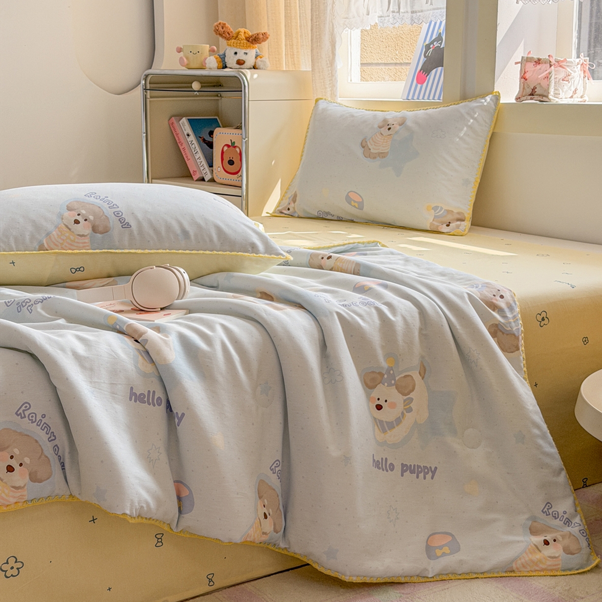91家纺网 家纺一手货源 找家纺 简宜家居（朝初家纺） 2026新款全棉花卉卡通系列贝壳边夏被四件套 派对小狗-黄