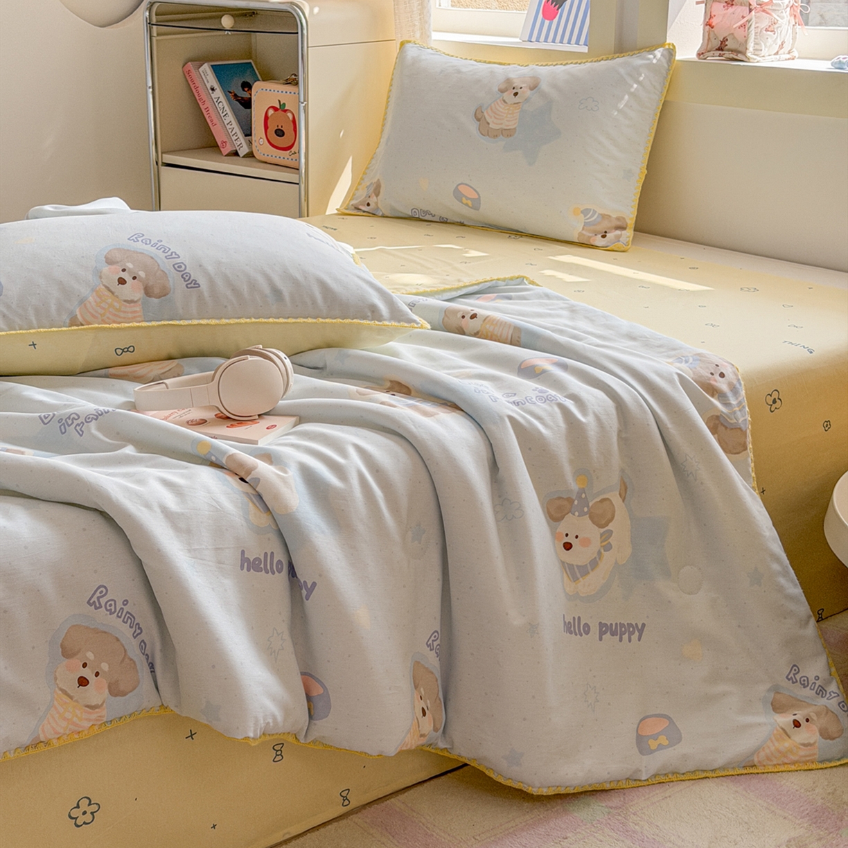 91家纺网 家纺一手货源 找家纺 简宜家居（朝初家纺） 2026新款全棉花卉卡通系列贝壳边夏被四件套 派对小狗-黄