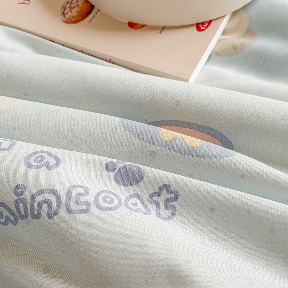 91家纺网 家纺一手货源 找家纺 简宜家居（朝初家纺） 2026新款全棉花卉卡通系列贝壳边夏被四件套 派对小狗-黄