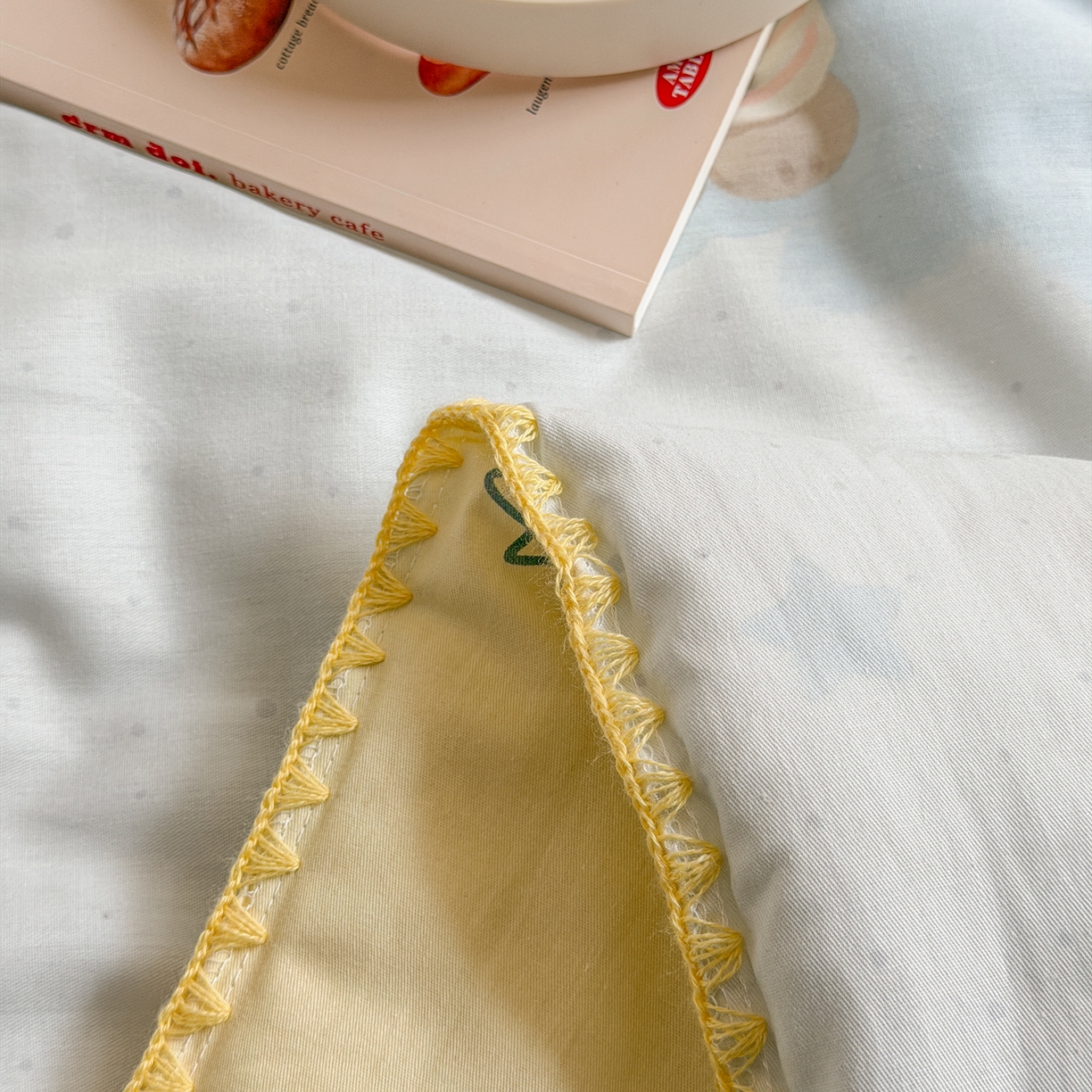 91家纺网 家纺一手货源 找家纺 简宜家居（朝初家纺） 2026新款全棉花卉卡通系列贝壳边夏被四件套 派对小狗-黄