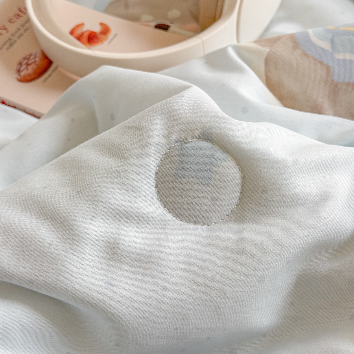 91家纺网 家纺一手货源 找家纺 简宜家居（朝初家纺） 2026新款全棉花卉卡通系列贝壳边夏被四件套 派对小狗-黄