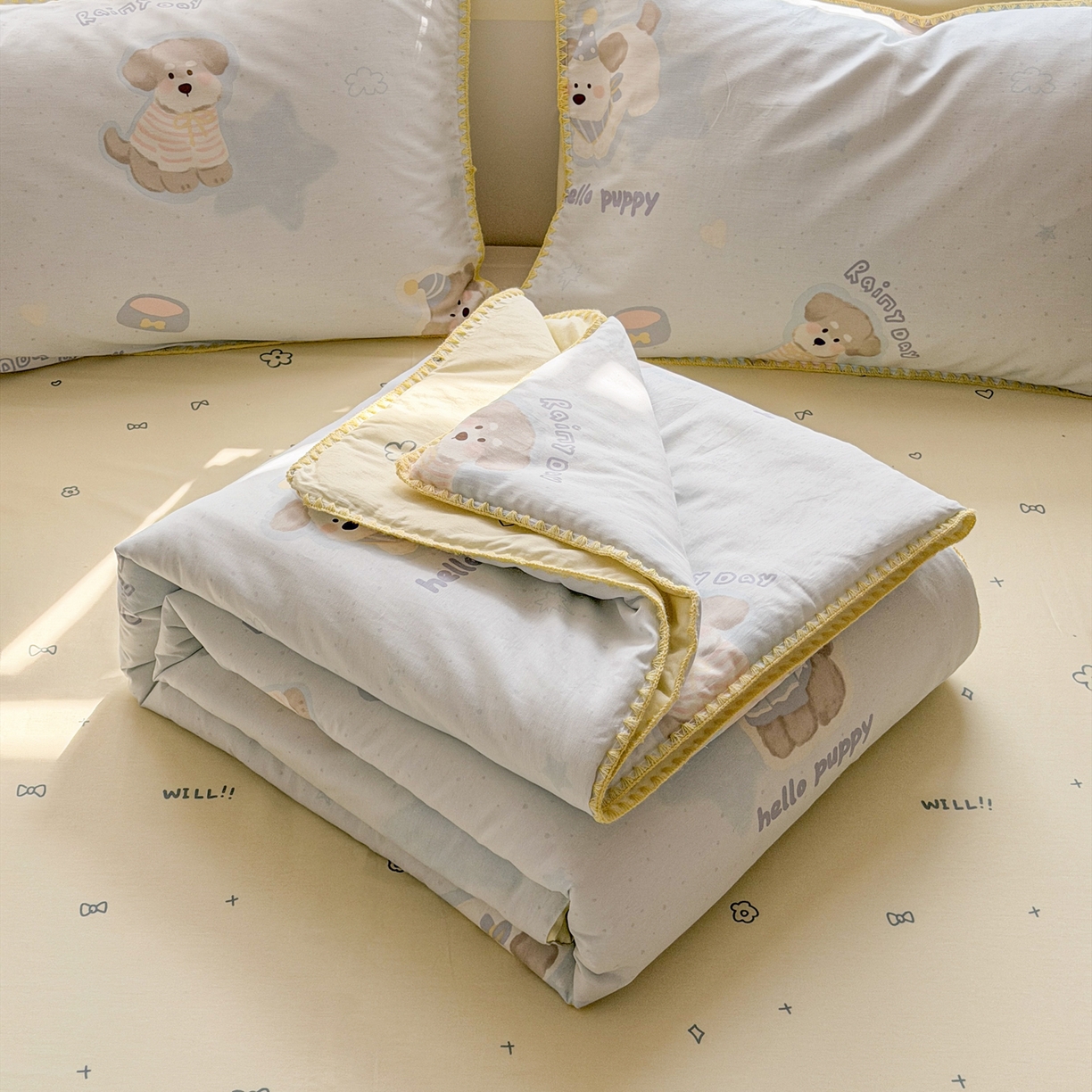 91家纺网 家纺一手货源 找家纺 简宜家居（朝初家纺） 2026新款全棉花卉卡通系列贝壳边夏被四件套 派对小狗-黄