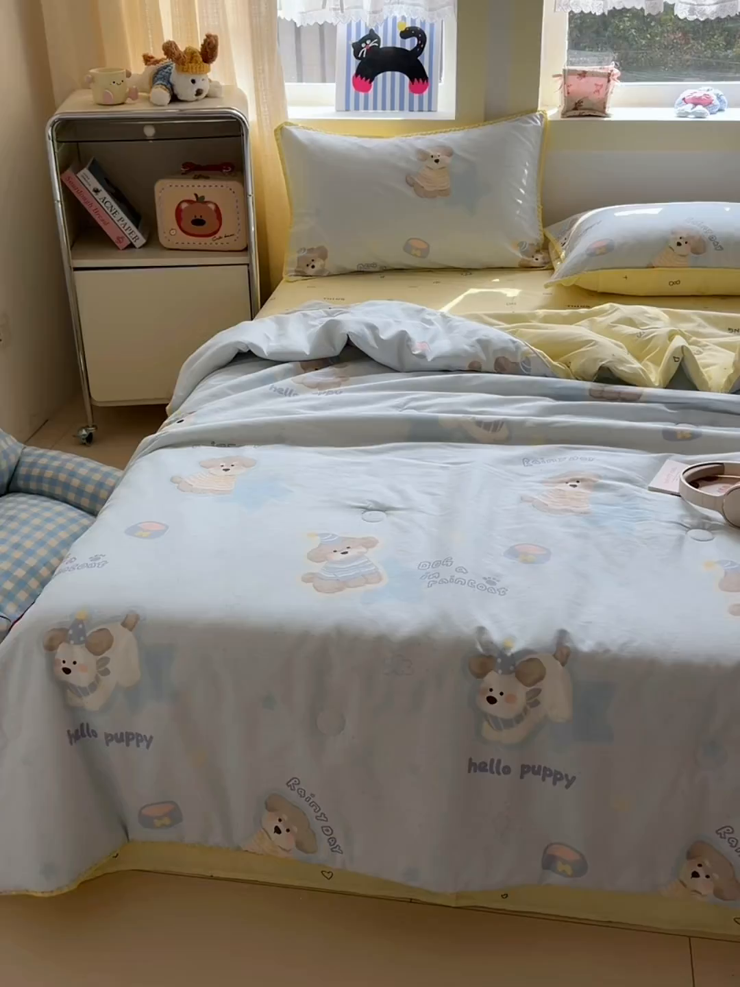 91家纺网 家纺一手货源 找家纺 简宜家居（朝初家纺） 2026新款全棉花卉卡通系列贝壳边夏被四件套 派对小狗-黄
