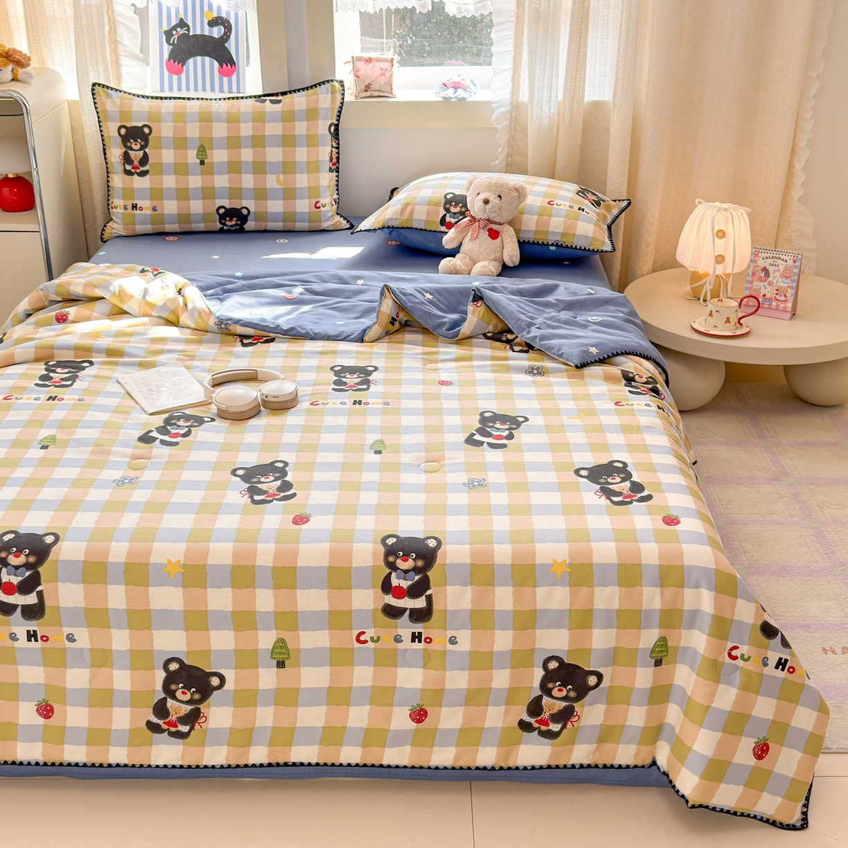 简宜家居（朝初家纺） 2026新款全棉花卉卡通系列贝壳边夏被四件套 苹果熊格子