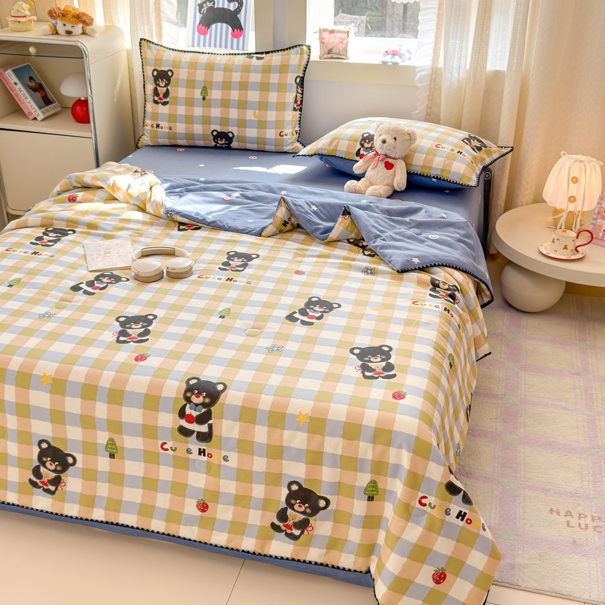 91家纺网 家纺一手货源 找家纺 简宜家居（朝初家纺） 2026新款全棉花卉卡通系列贝壳边夏被四件套 苹果熊格子