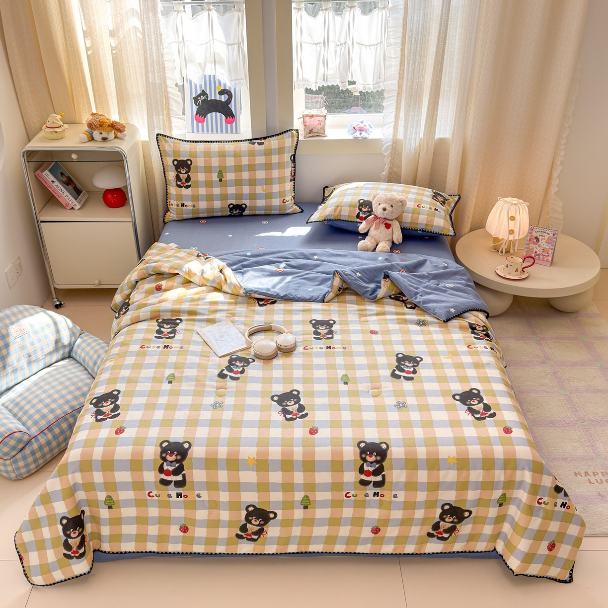 91家纺网 家纺一手货源 找家纺 简宜家居（朝初家纺） 2026新款全棉花卉卡通系列贝壳边夏被四件套 苹果熊格子