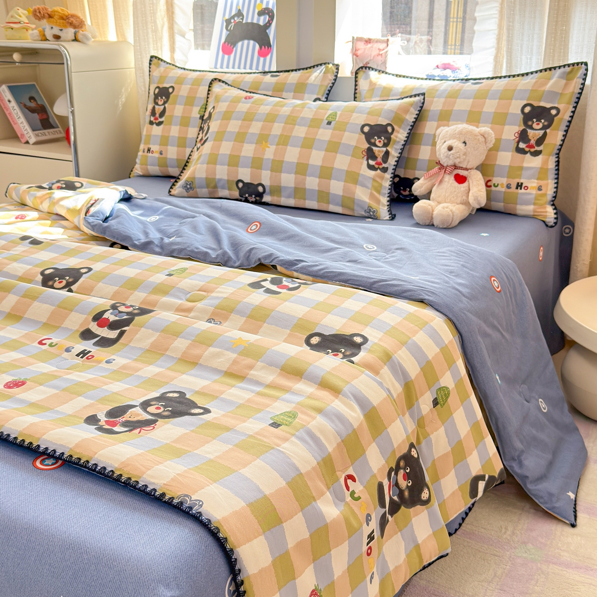 91家纺网 家纺一手货源 找家纺 简宜家居（朝初家纺） 2026新款全棉花卉卡通系列贝壳边夏被四件套 苹果熊格子