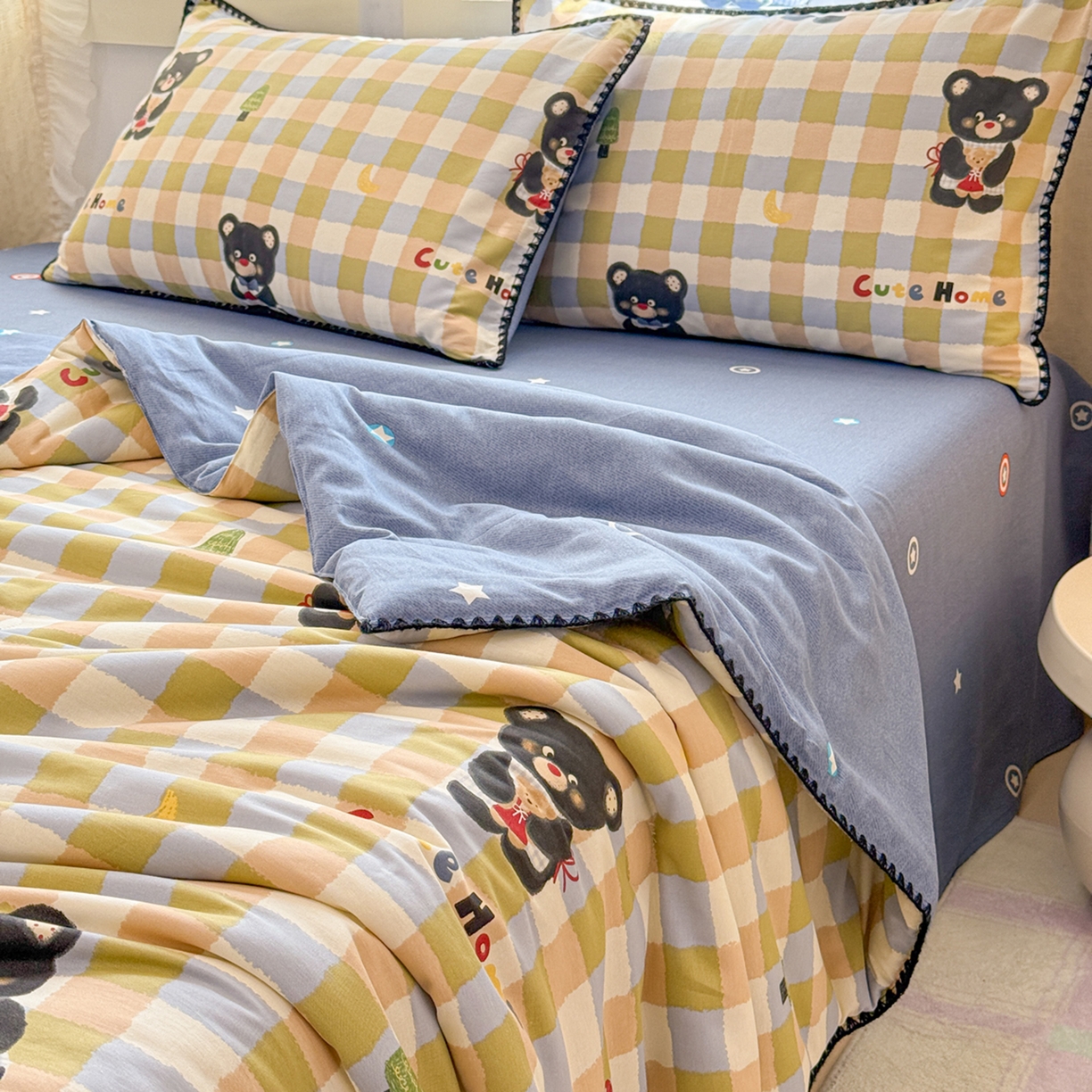 91家纺网 家纺一手货源 找家纺 简宜家居（朝初家纺） 2026新款全棉花卉卡通系列贝壳边夏被四件套 苹果熊格子