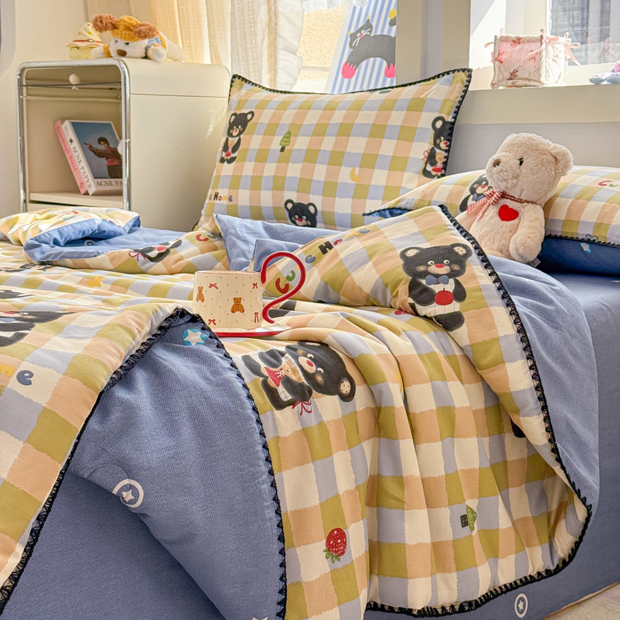 91家纺网 家纺一手货源 找家纺 简宜家居（朝初家纺） 2026新款全棉花卉卡通系列贝壳边夏被四件套 苹果熊格子