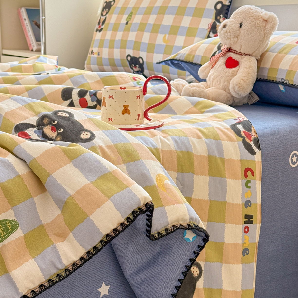 91家纺网 家纺一手货源 找家纺 简宜家居（朝初家纺） 2026新款全棉花卉卡通系列贝壳边夏被四件套 苹果熊格子