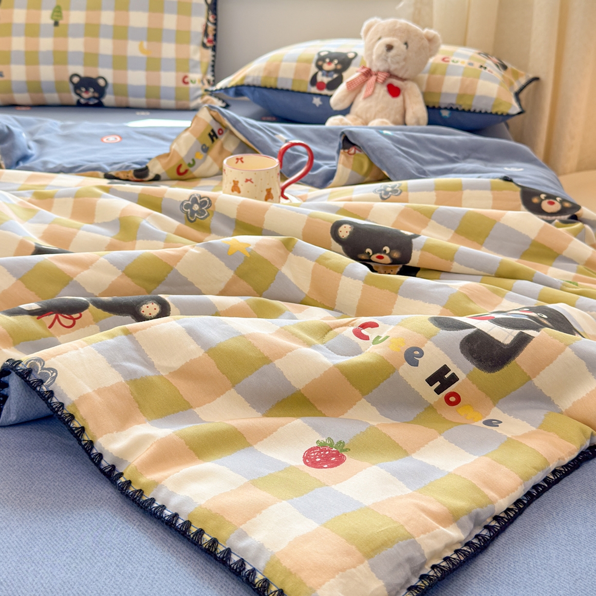 91家纺网 家纺一手货源 找家纺 简宜家居（朝初家纺） 2026新款全棉花卉卡通系列贝壳边夏被四件套 苹果熊格子