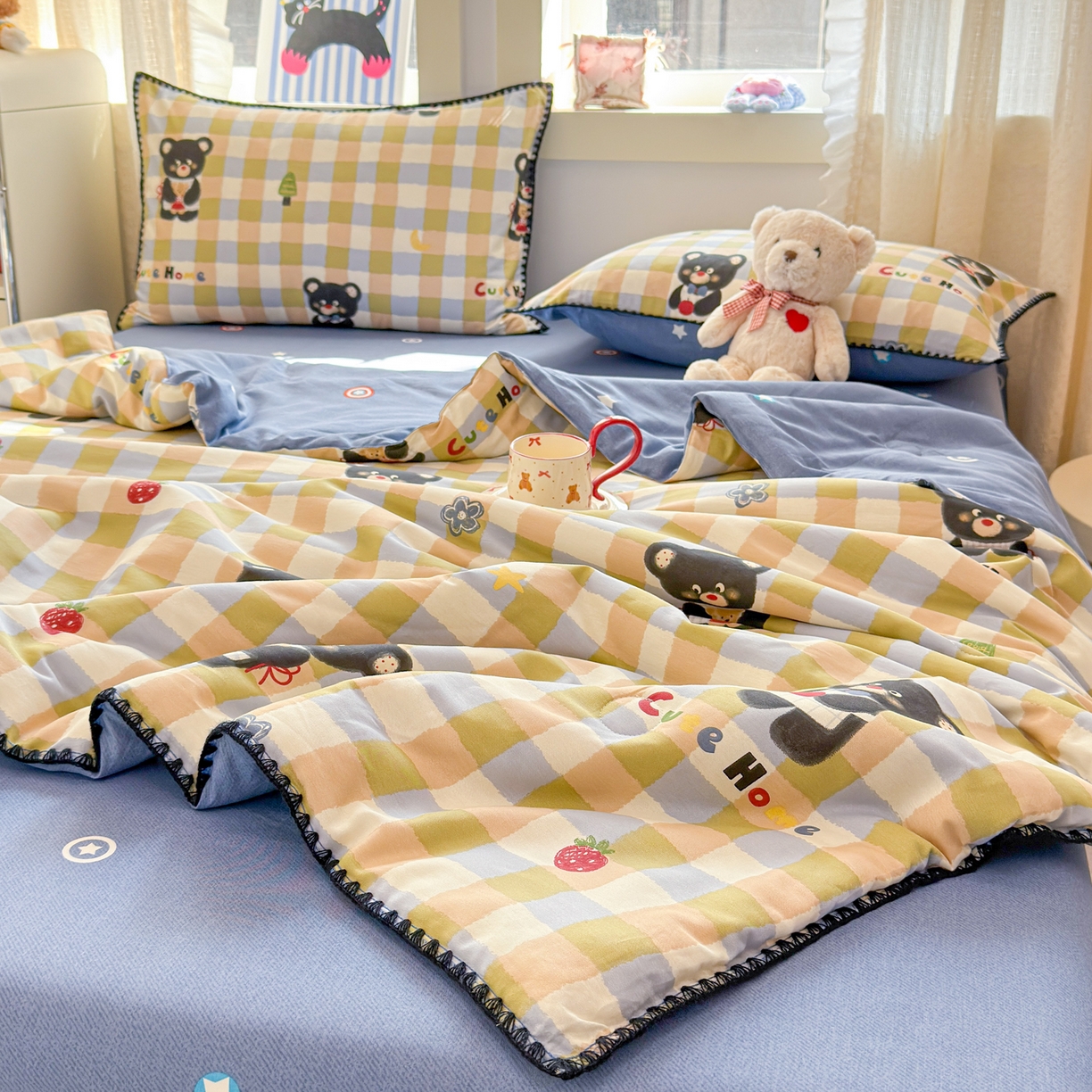 91家纺网 家纺一手货源 找家纺 简宜家居（朝初家纺） 2026新款全棉花卉卡通系列贝壳边夏被四件套 苹果熊格子