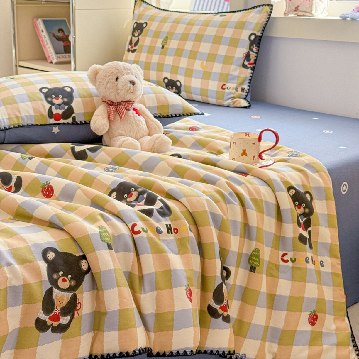 91家纺网 家纺一手货源 找家纺 简宜家居（朝初家纺） 2026新款全棉花卉卡通系列贝壳边夏被四件套 苹果熊格子