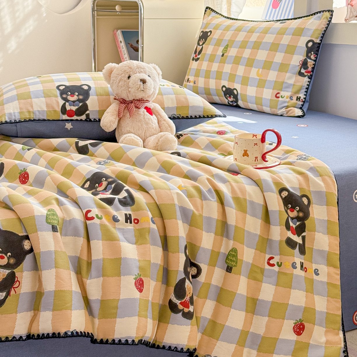 91家纺网 家纺一手货源 找家纺 简宜家居（朝初家纺） 2026新款全棉花卉卡通系列贝壳边夏被四件套 苹果熊格子