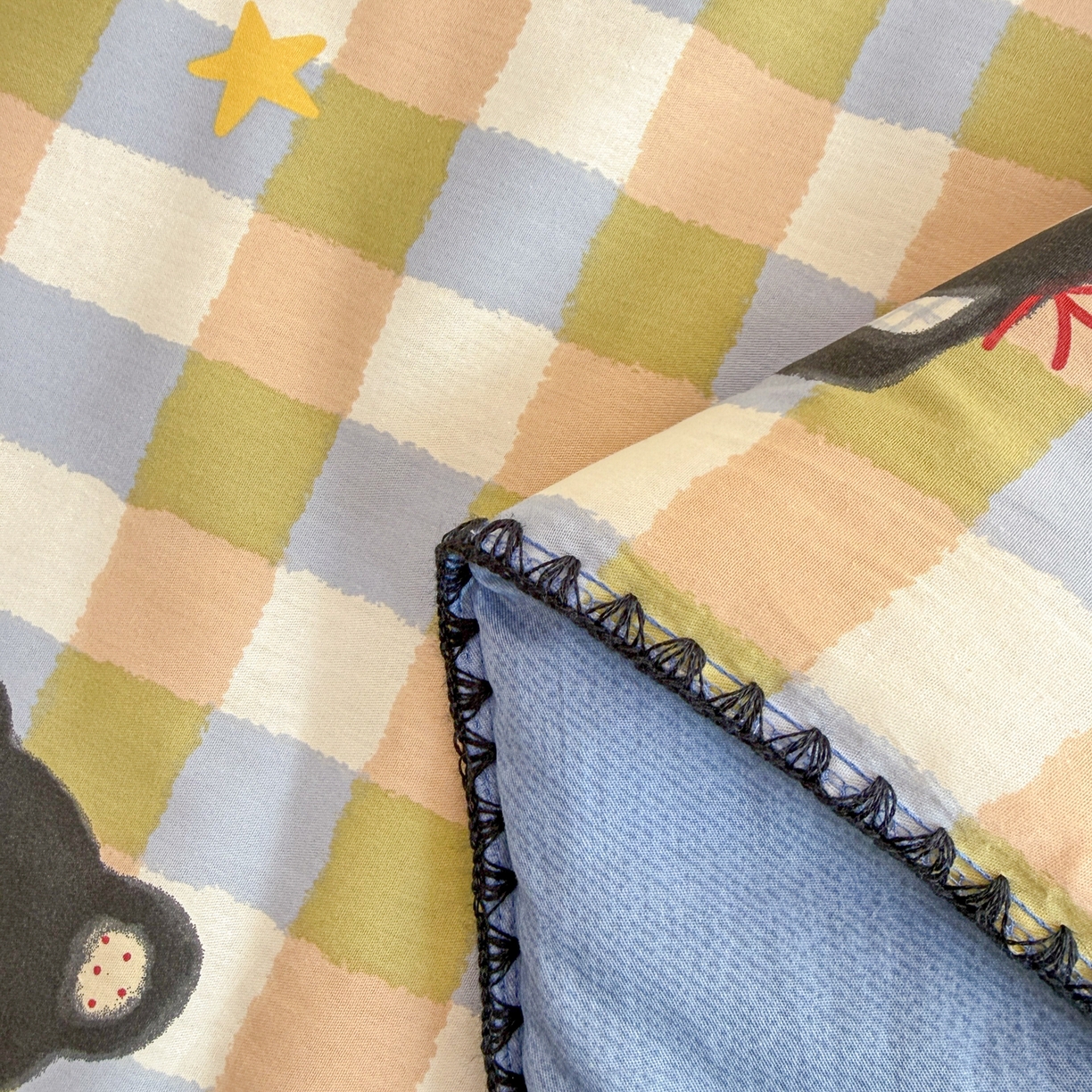 91家纺网 家纺一手货源 找家纺 简宜家居（朝初家纺） 2026新款全棉花卉卡通系列贝壳边夏被四件套 苹果熊格子