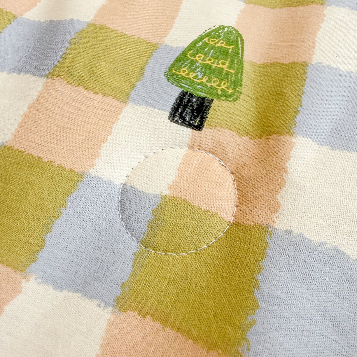 91家纺网 家纺一手货源 找家纺 简宜家居（朝初家纺） 2026新款全棉花卉卡通系列贝壳边夏被四件套 苹果熊格子