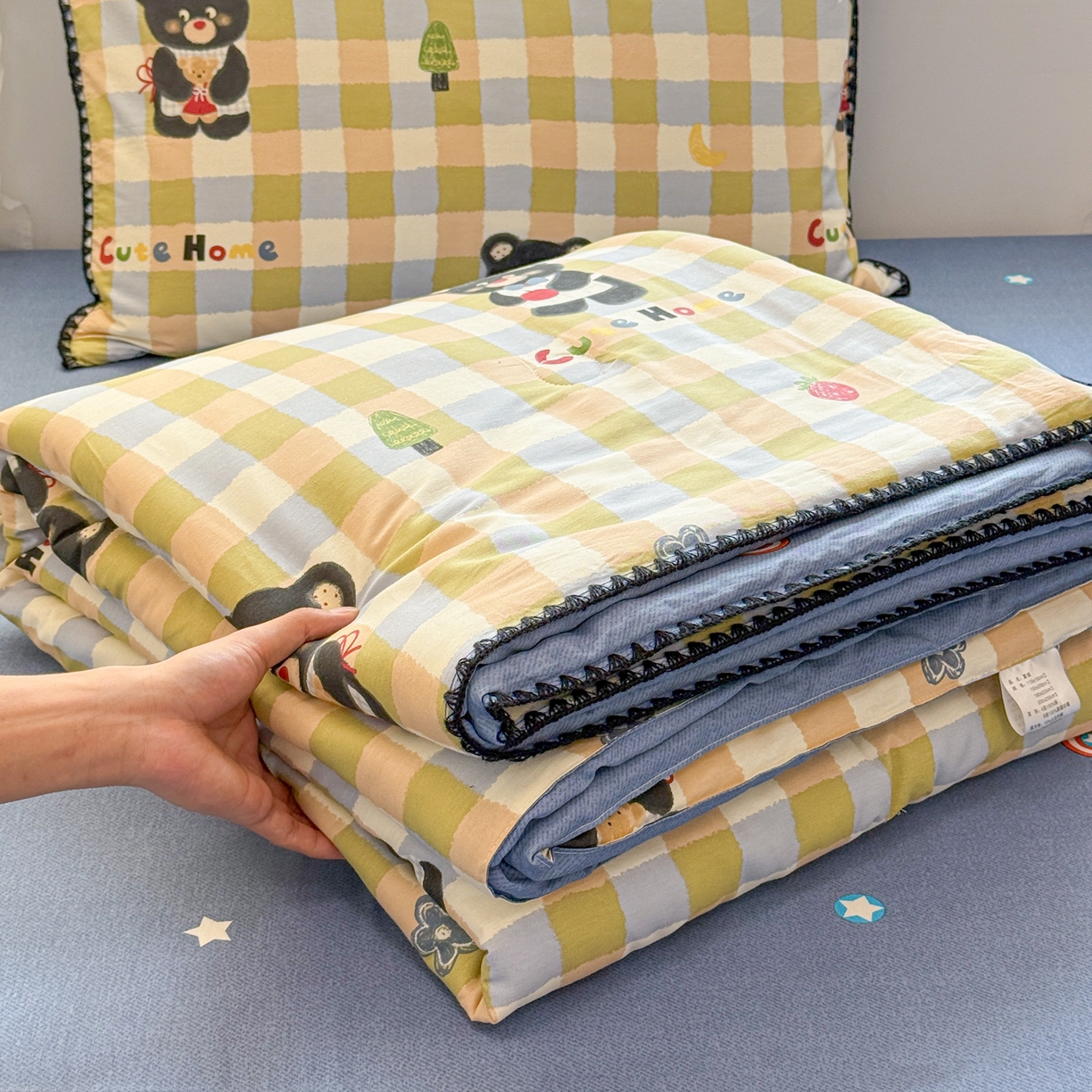 91家纺网 家纺一手货源 找家纺 简宜家居（朝初家纺） 2026新款全棉花卉卡通系列贝壳边夏被四件套 苹果熊格子