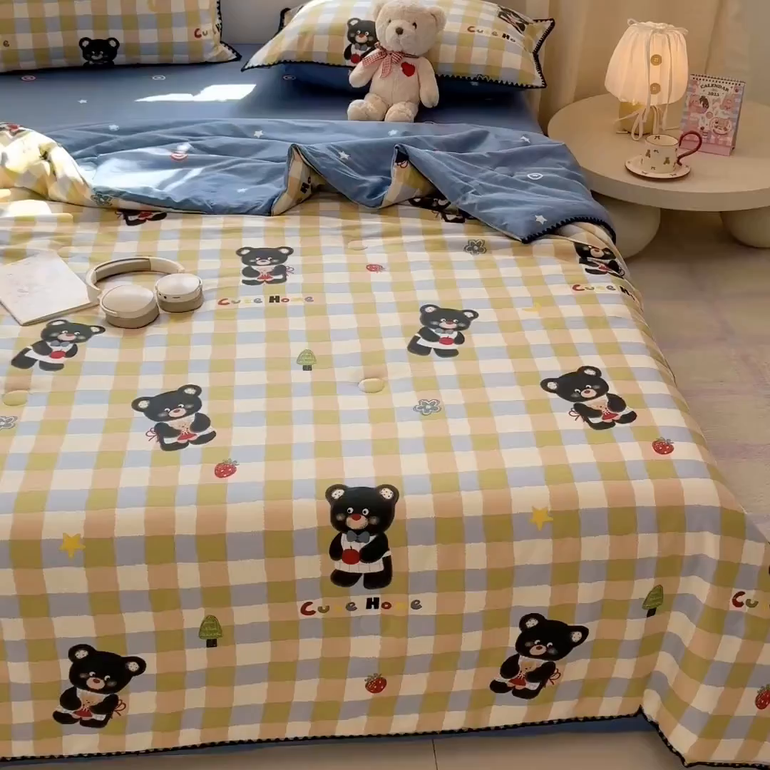 91家纺网 家纺一手货源 找家纺 简宜家居（朝初家纺） 2026新款全棉花卉卡通系列贝壳边夏被四件套 苹果熊格子
