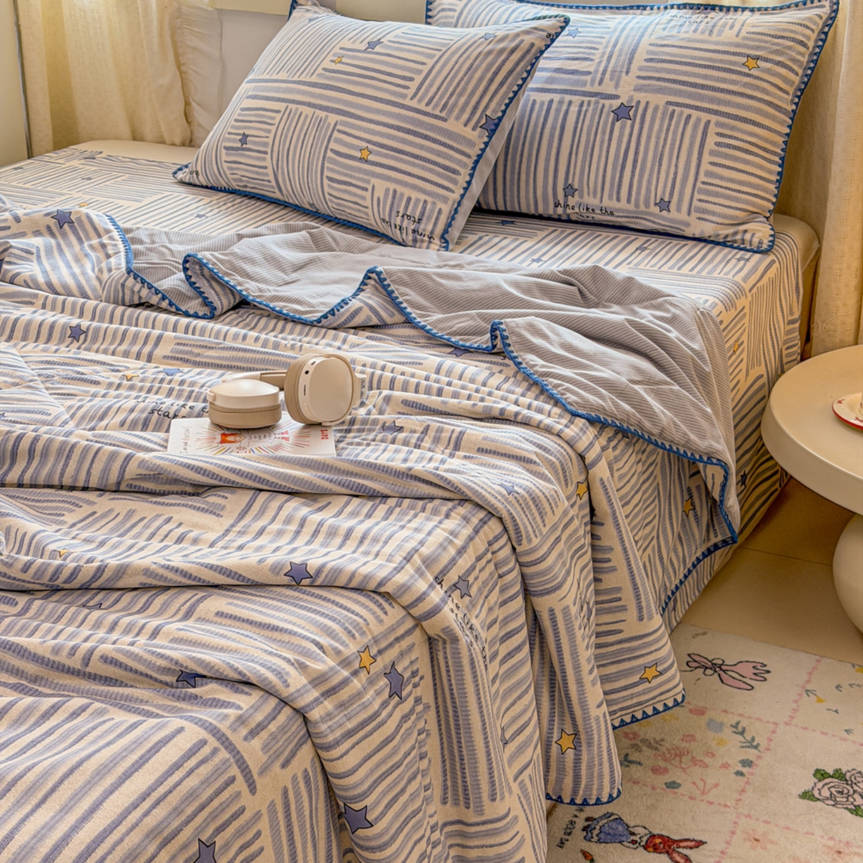 91家纺网 家纺一手货源 找家纺 简宜家居（朝初家纺） 2026新款全棉花卉卡通系列贝壳边夏被四件套 星落灰条