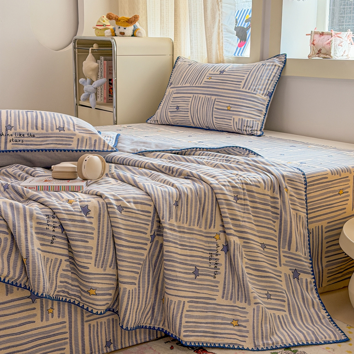 91家纺网 家纺一手货源 找家纺 简宜家居（朝初家纺） 2026新款全棉花卉卡通系列贝壳边夏被四件套 星落灰条