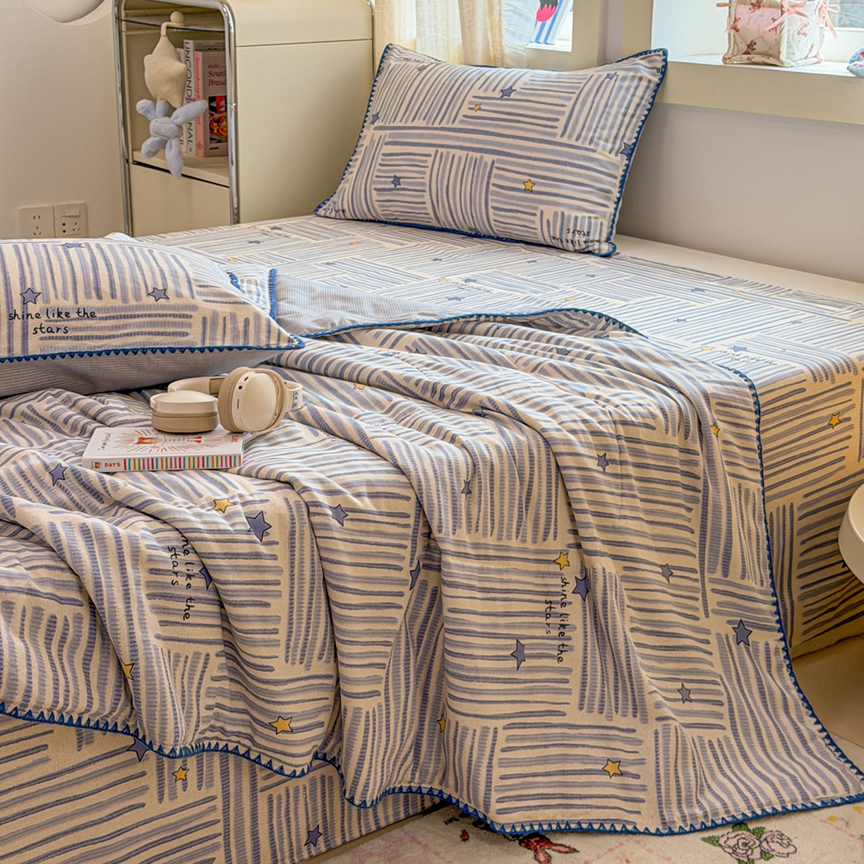 91家纺网 家纺一手货源 找家纺 简宜家居（朝初家纺） 2026新款全棉花卉卡通系列贝壳边夏被四件套 星落灰条