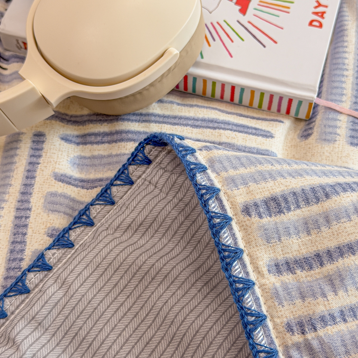 91家纺网 家纺一手货源 找家纺 简宜家居（朝初家纺） 2026新款全棉花卉卡通系列贝壳边夏被四件套 星落灰条