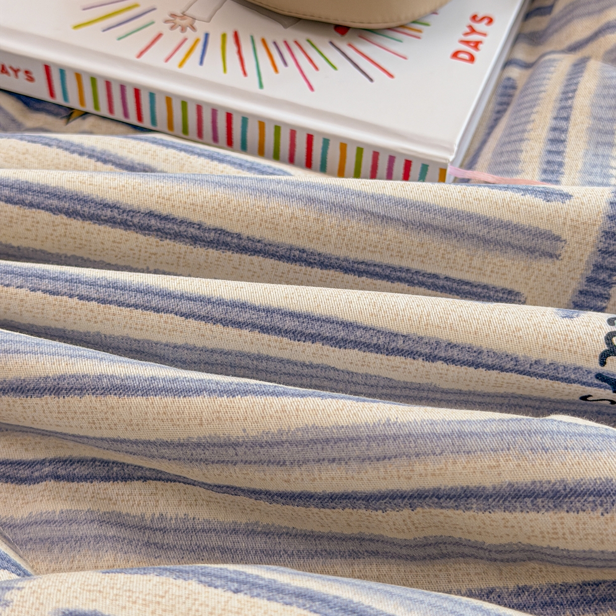 91家纺网 家纺一手货源 找家纺 简宜家居（朝初家纺） 2026新款全棉花卉卡通系列贝壳边夏被四件套 星落灰条