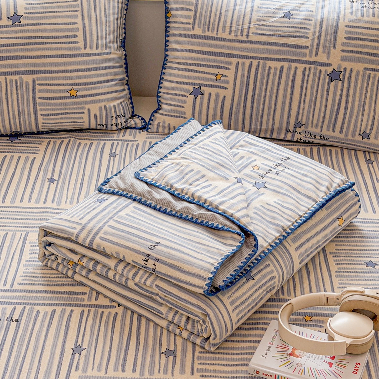 91家纺网 家纺一手货源 找家纺 简宜家居（朝初家纺） 2026新款全棉花卉卡通系列贝壳边夏被四件套 星落灰条